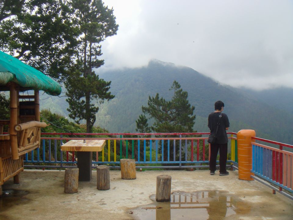 The view deck was filled with little buildings and bahay kubo. There was even an honesty store where you could get brewed coffee and lemongrass tea, both of which were kept in a thermos alongside the paper cups. I personally didn’t think the insulated containers stood a chance against Benguet’s unforgiving cold.